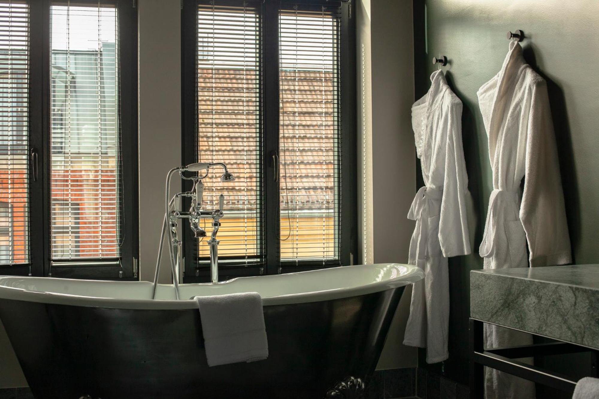 Sly Berlin Hotel Exterior photo Bathroom